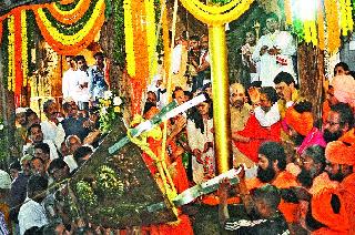 Trimbakeshwari was declared by Krsavartata with the help of Dharma. | त्र्यंबकेश्वरी कुशावर्तावर धर्मध्वजावतरणाने सांगता झाली. Trimbakeshwari was declared by Krsavartata with the help of Dharma. | त्र्यंबकेश्वरी कुशावर्तावर धर्मध्वजावतरणाने सांगता झाली.