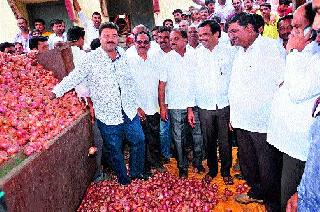 Onion deal with open-air rhetoric | कळवणला खुल्या पद्धतीने कांदा लिलाव