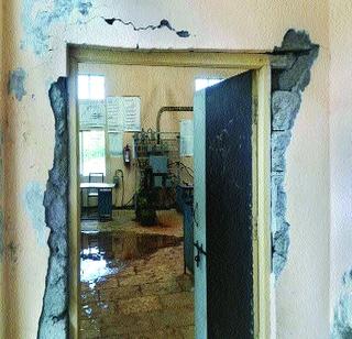 The mild cropping of the ITI building | म्हसळा आयटीआयच्या इमारतीची दुरवस्था The mild cropping of the ITI building | म्हसळा आयटीआयच्या इमारतीची दुरवस्था