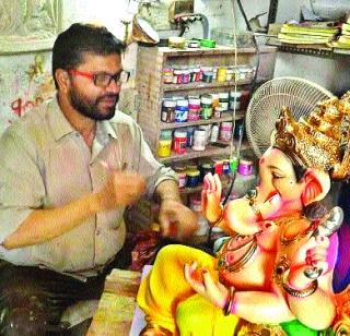 The last hand on the idol of Lord Shri in the workshop | कार्यशाळेत श्रींच्या मूर्तींवर अखेरचा हात