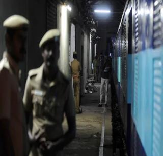 'That' was broken by a cage? | ‘त्या’ डब्याला छिन्नीने भोक पाडले? 'That' was broken by a cage? | ‘त्या’ डब्याला छिन्नीने भोक पाडले?