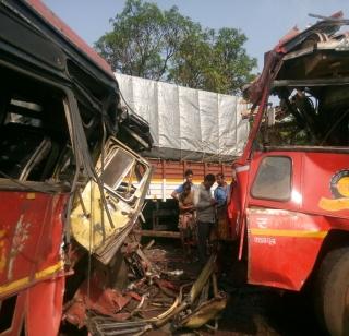Two bus collides near Rajapur, 1 killed | राजापूरजवळ दोन बसची टक्कर, १ ठार