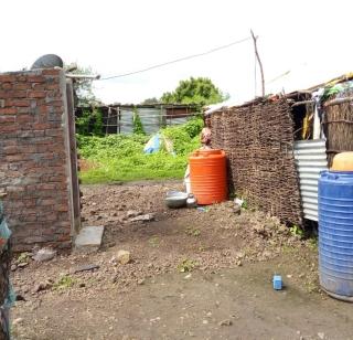 Poor toilets built by Narayana in Chandramouli hut | चंद्रमोळी झोपडीतील ‘नारायणा’ने बांधले पक्के शौचालय! Poor toilets built by Narayana in Chandramouli hut | चंद्रमोळी झोपडीतील ‘नारायणा’ने बांधले पक्के शौचालय!