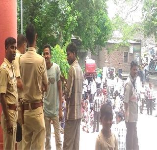 Due to confusion, allotment of accommodation to the tenements | गोंधळामुळे सदनिकांचे बंदोबस्तात वाटप Due to confusion, allotment of accommodation to the tenements | गोंधळामुळे सदनिकांचे बंदोबस्तात वाटप