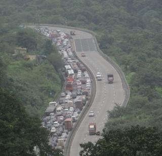 VIDEO: An unprecedented traffic jam on Mumbai-Pune Expressway due to frequent breaks | VIDEO : सलग सुट्टयामुळे मुंबई-पुणे द्रुतगती मार्गावर अभूतपूर्व ट्रफिक जॅम