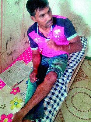 The motorcycle ride | बिबट्याने केला मोटरसायकलचा पाठलाग