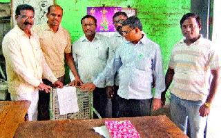 Given statement to the chair | खुर्चीला दिले निवेदन