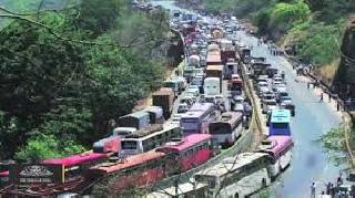 Re-relocation of Mumbai Pune Express | मुंबई पुणे एक्सप्रेस वेवर पुन्हा वाहतुक कोंडी Re-relocation of Mumbai Pune Express | मुंबई पुणे एक्सप्रेस वेवर पुन्हा वाहतुक कोंडी