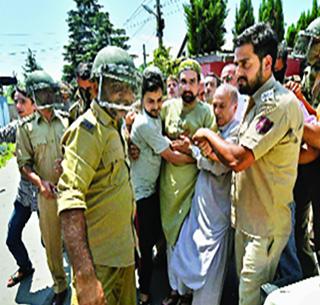 Curfew continues in Kashmir, arresting separatist leaders | काश्मिरात संचारबंदी सुरूच, फुटीरवादी नेत्यांना अटक Curfew continues in Kashmir, arresting separatist leaders | काश्मिरात संचारबंदी सुरूच, फुटीरवादी नेत्यांना अटक