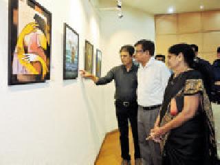 Demonstration of pictures based on the works of Vinod Indurkar | विनोद इंदूरकर यांच्या कवितांवर आधारित चित्रांचे प्रदर्शन