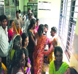 Akola awakened in Akola District Hospital. | अकोला जिल्हा रुग्णालयामध्ये किंकाळय़ा अन आक्रोश..