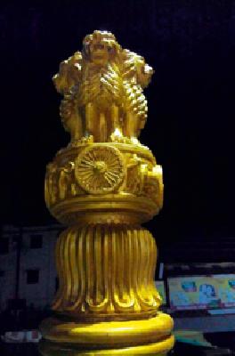 Finally, the four lion-sized monkeys planted by the municipal council | अखेर नगरपरिषदेने लावली चार सिंह असलेली राजमुद्रा