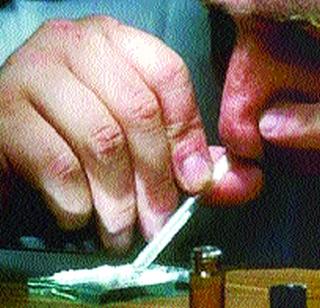 Neglect of police in the presence of drugs | ड्रग्जच्या अड्ड्यांकडे पोलिसांचे दुर्लक्ष Neglect of police in the presence of drugs | ड्रग्जच्या अड्ड्यांकडे पोलिसांचे दुर्लक्ष