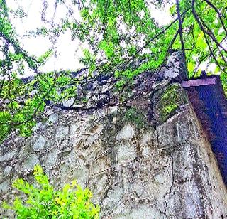 The poor school buildings are in durations | गरिबांच्या शाळा इमारतींची झाली दुरवस्था The poor school buildings are in durations | गरिबांच्या शाळा इमारतींची झाली दुरवस्था