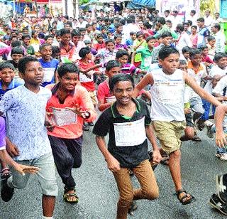 Running to give a clean chit, Kalambolikar | स्वच्छतेचा संदेश देण्यासाठी धावले कळंबोलीकर