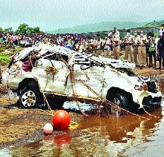 Tara Jeep was found along with two bodies | दोन मृतदेहांसह तवेरा जीप सापडली Tara Jeep was found along with two bodies | दोन मृतदेहांसह तवेरा जीप सापडली