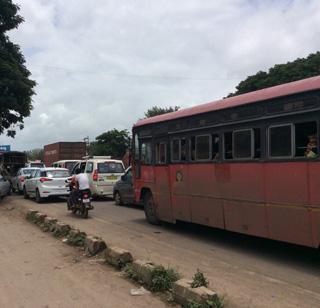 Due to three consecutive holidays, flyover on the Pune-Nasik highway | सलग तीन दिवस सुट्ट्यांमुळे पुणे-नासिक महामार्गावर चक्का जाम