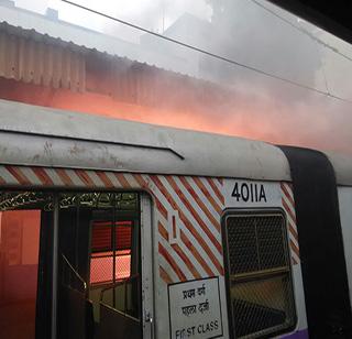 VIDEO: fire in signal cable box in Virar station | VIDEO : विरार स्थानकात सिग्नल केबल बॉक्समध्ये आग VIDEO: fire in signal cable box in Virar station | VIDEO : विरार स्थानकात सिग्नल केबल बॉक्समध्ये आग