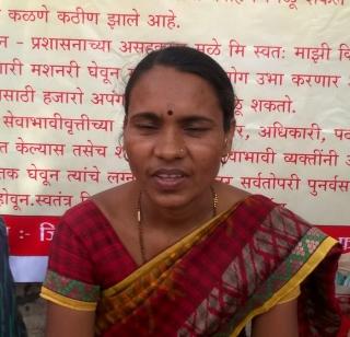 The kidney hit the kidneys sold out | अपंग महिलेने काढली किडनी विक्रीला The kidney hit the kidneys sold out | अपंग महिलेने काढली किडनी विक्रीला