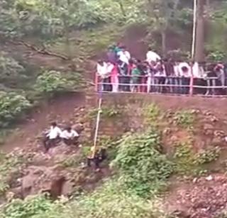 VIDEO: The survival of the collapsed cellphone | VIDEO- दरीत कोसळलेला मोबाईल काढण्यासाठी जिवाची बाजी VIDEO: The survival of the collapsed cellphone | VIDEO- दरीत कोसळलेला मोबाईल काढण्यासाठी जिवाची बाजी