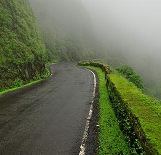 The youth of Chandigarh, falling in the valley of Amboli, collapsed in the valley | आंबोली घाटात चंदगडमधील युवक पाय घसरुन दरीत कोसळला The youth of Chandigarh, falling in the valley of Amboli, collapsed in the valley | आंबोली घाटात चंदगडमधील युवक पाय घसरुन दरीत कोसळला