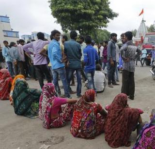 Attack on Dalits in Gujarat, 10 injured | गुजरातमध्ये दलितांवर जमावाचा हल्ला, १० जखमी