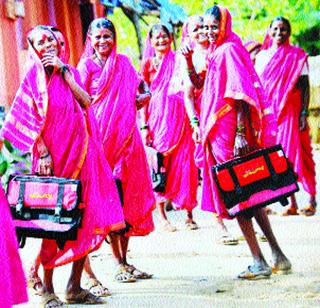 Azibhaiya got education school | आजीबार्इंना लागली शिक्षणाची गोडी Azibhaiya got education school | आजीबार्इंना लागली शिक्षणाची गोडी