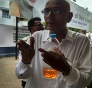 VIDEO: Named petrol and cigarettes worth Rs | VIDEO : वर्ध्यात १०० रुपयांचे नाममात्र पेट्रोल, नागरिक संतापले VIDEO: Named petrol and cigarettes worth Rs | VIDEO : वर्ध्यात १०० रुपयांचे नाममात्र पेट्रोल, नागरिक संतापले