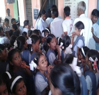 VIDEO: Students play music for teachers' demands! | VIDEO : शिक्षकांच्या मागणीसाठी विद्यार्थ्यांनी वाजविल्या पुंग्या! VIDEO: Students play music for teachers' demands! | VIDEO : शिक्षकांच्या मागणीसाठी विद्यार्थ्यांनी वाजविल्या पुंग्या!