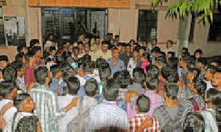 Required access, got sticks! | मागितला प्रवेश,मिळाल्या लाठ्या!