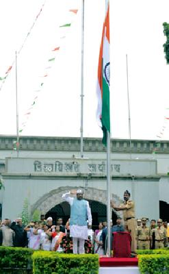 Chandrapur has the best district in the country | चंद्रपूरला देशात उत्तम जिल्हा करणार