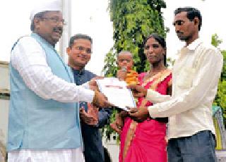 Distribution of certificates, various awards, at the hands of Guardian | पालकमंत्र्यांच्या हस्ते विविध पुरस्कार, प्रमाणपत्रांचे वितरण