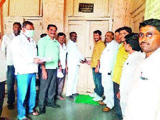 Lock the ball | दालनाला ठोकले टाळे Lock the ball | दालनाला ठोकले टाळे