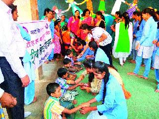 Mother of the sisters to receive support | आधाराश्रमातील बालकांना मिळाली बहिणीची माया