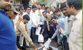 Congress wins bill for electricity bill in Congress | वरूडमध्ये काँग्रेसद्वारे विद्युत बिलाची होळी Congress wins bill for electricity bill in Congress | वरूडमध्ये काँग्रेसद्वारे विद्युत बिलाची होळी