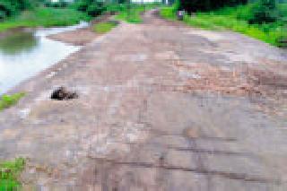 In Ghorad-Kolgaon road pothole | घोराड-कोलगाव रस्ता खड्ड्यात In Ghorad-Kolgaon road pothole | घोराड-कोलगाव रस्ता खड्ड्यात