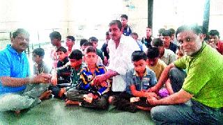 Rakshabandhan with blind children of Prince Friends | प्रिन्स मित्रमंडळाचे अंध मुलांसोबत रक्षाबंधन