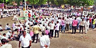 Stop the way of supporters of Nandgaon | नांदगावी समर्थकांचा रास्ता रोको