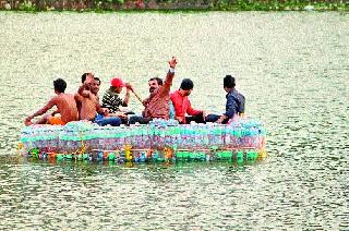 Plastic bottles | प्लॅस्टिकच्या बाटल्यांची होडी