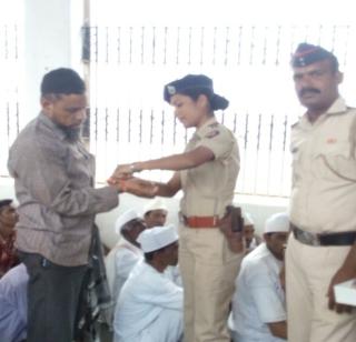 The prisoners built by the fearless people! | निर्भयांनी बांधल्या कैद्यांना राख्या ! The prisoners built by the fearless people! | निर्भयांनी बांधल्या कैद्यांना राख्या !