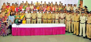 The SRPF jawans built by Sakhi | सखींनी बांधल्या एसआरपीएफ जवानांना राख्या The SRPF jawans built by Sakhi | सखींनी बांधल्या एसआरपीएफ जवानांना राख्या