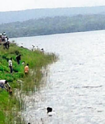 Ghodazari lake water leaving for Ravanya | रोवणीसाठी सोडणार घोडाझरी तलावाचे पाणी Ghodazari lake water leaving for Ravanya | रोवणीसाठी सोडणार घोडाझरी तलावाचे पाणी
