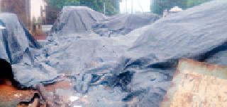 The paddy of millions of rupees is covered with tadpreeti | लाखो रूपयांचे धान ताडपत्रीने झाकून