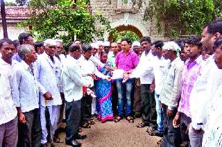 Movement against Chavan | चव्हाण यांच्याविरोधात आंदोलन