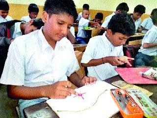 Eco-friendly Rakshas were created by the students | विद्यार्थ्यांनी साकारल्या पर्यावरणपूरक राख्या