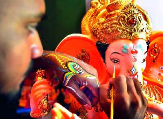 More family idol ekko friendly idol! | मोरे कुटुंबीयांनी जपली इको फ्रेंडली मूर्तीकला ! More family idol ekko friendly idol! | मोरे कुटुंबीयांनी जपली इको फ्रेंडली मूर्तीकला !