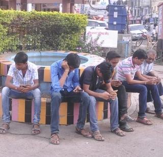 Wi-Fi skeleton in Beed | बीडमध्ये ठिकठिकाणी वाय-फाय कट्टे ! Wi-Fi skeleton in Beed | बीडमध्ये ठिकठिकाणी वाय-फाय कट्टे !