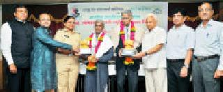 Keep the integration between the artists in the journalists | वृत्तछायाचित्रकारांमधील एकोपा कायम असू द्या Keep the integration between the artists in the journalists | वृत्तछायाचित्रकारांमधील एकोपा कायम असू द्या