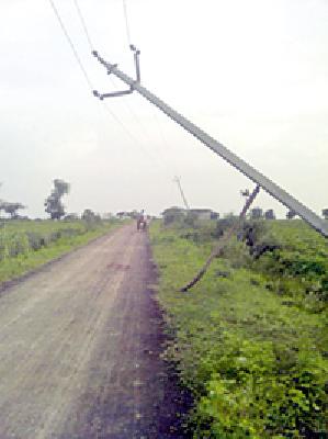 Probability of Accident due to Tilted Electric Pole | झुकलेल्या विद्युत खांबामुळे अपघाताची शक्यता