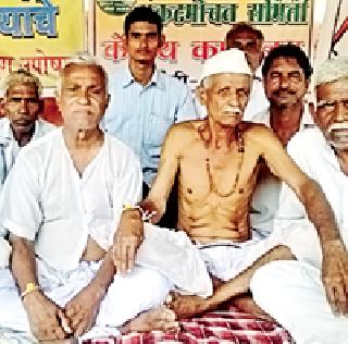 Farmers are admitted to the hospital | उपोषणकर्ते शेतकरी रुग्णालयात दाखल